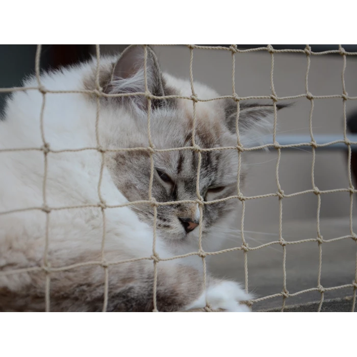 Wzmocniona siatka dla kota z drucikiem na balkon "Bezpieczne koty" 30x30mm. Gramatura 110g. Rolka 6m x 3m